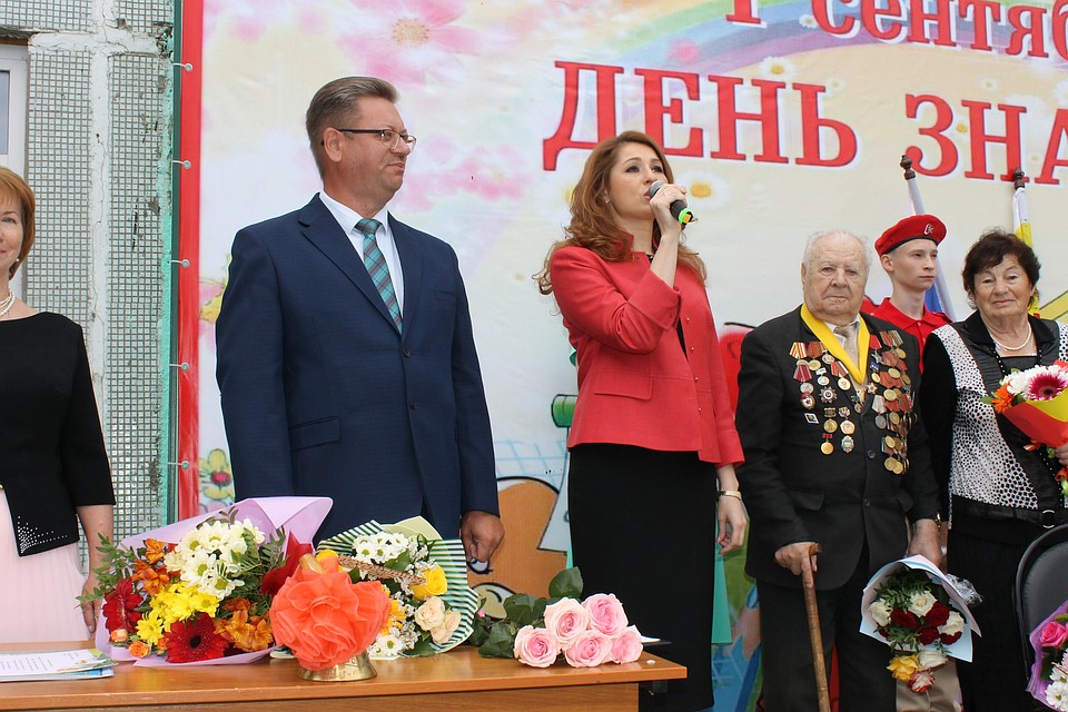 Валерий Андреев и Юлия Рокотянская на Дне знаний в 60 школе.