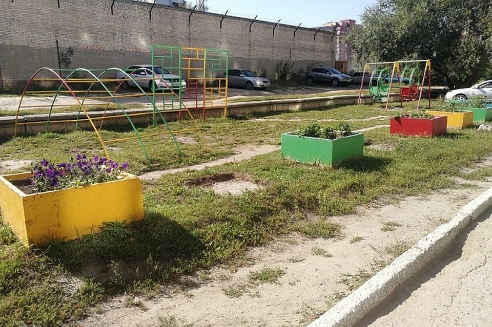 Жители дома на Вахтангова 5а утверждают, что вазоны забрали с их территории без согласования. Фото: Academ.info