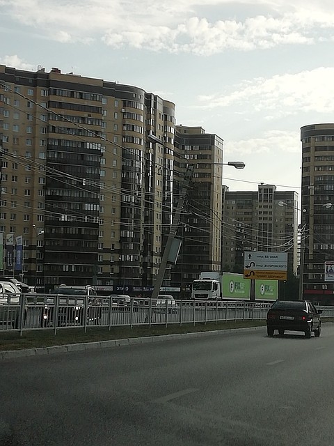 Столб находится в таком вот подвешенном состоянии.