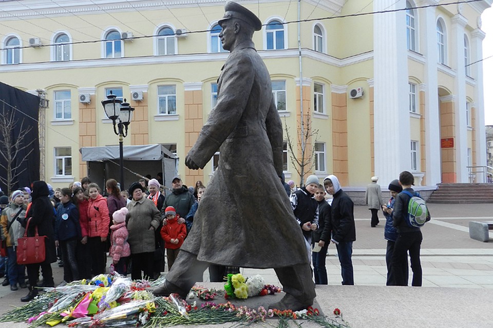 В Брянске заметили трещину на памятнике первому космонавту планеты.