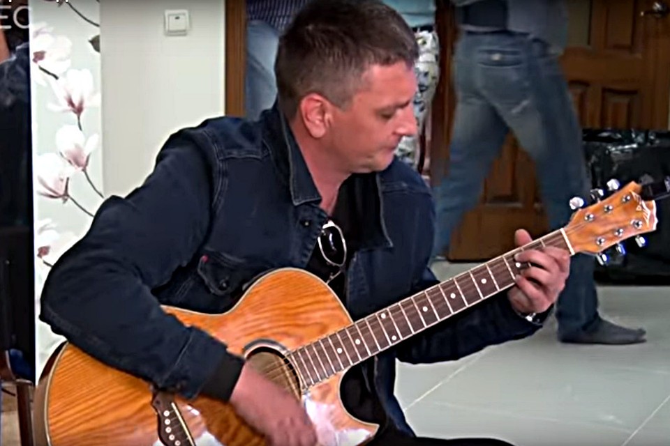 Музыканты отдыхали и пели в доме Круга. Фото с видео Youtube/Сергей Елисеев.