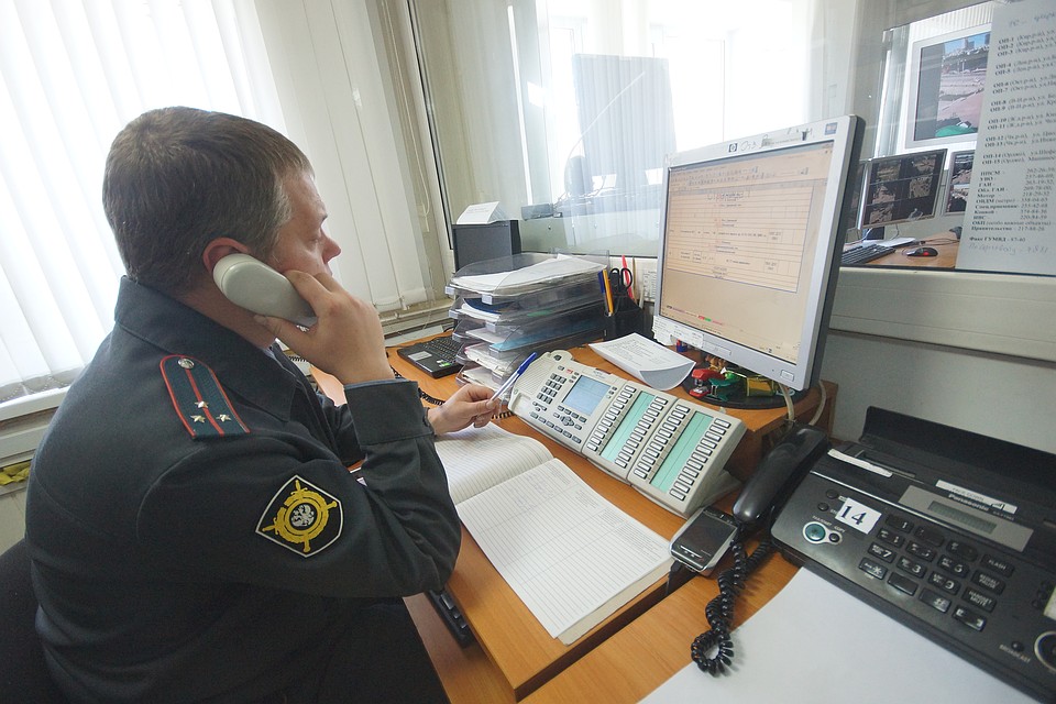 В дежурную часть обратился 47-летний рязанец, который сообщил, что из его вещей, оставленных на покрывале у водоема, пропал сотовый телефон.