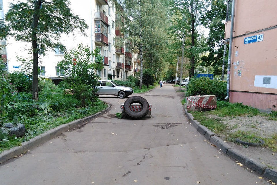 Ярославцы, как могут, борются против МКАДа у себя во дворах. Фото: "Подслушано в Ярославле"/vk.com