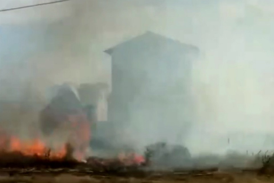 Огонь практически вплотную подошел к жилым домам. Фото: ВК, паблик "Ростов Главный".
