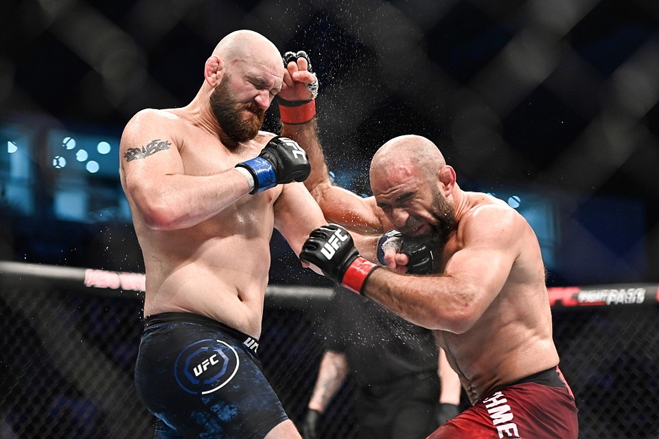 Бой Омари Ахмедов - Зак Каммингс на UFC 242 продлился три раунда