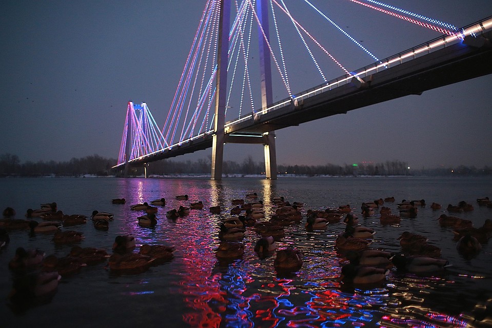 Подсветку мостов и зданий Красноярска перевели на зимний режим.