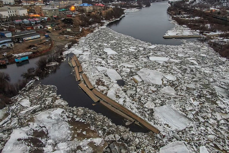 Мост через реку в Шонгуе буквально разорвало на части ледоходом. Сейчас переправы с берега на берег нет. Фото: Алексей Мкртчян