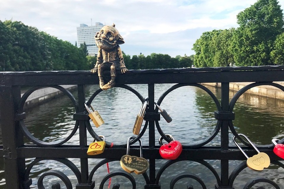 Перед реконструкцией Медового моста с него срезали все "брачные" замки. Однако только поставили новый мост, как замки появились снова.