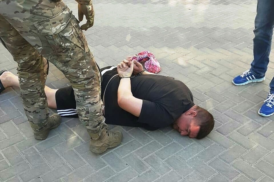 Сотрудника полиции задержали около собственного дома. Фото: соцсети.