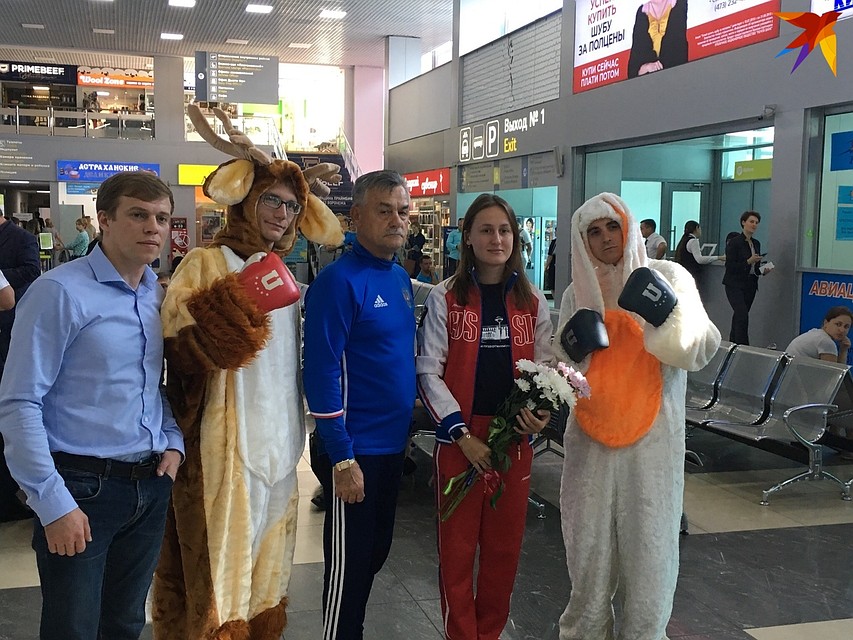 Настя в аэропорту перед вылетом.