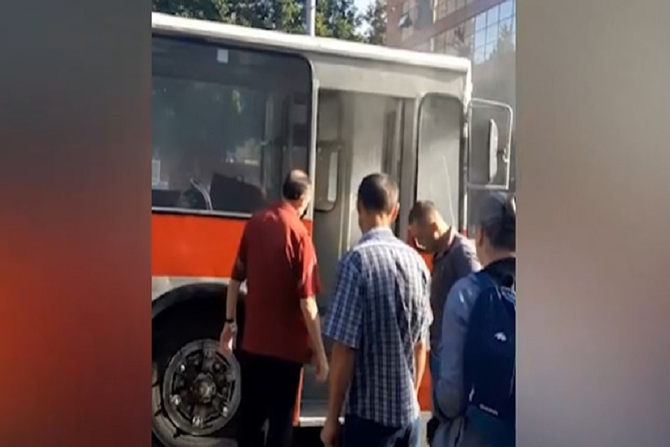 В Кишиневе на ходу загорелся троллейбус №23. Фото: скриншот из видео