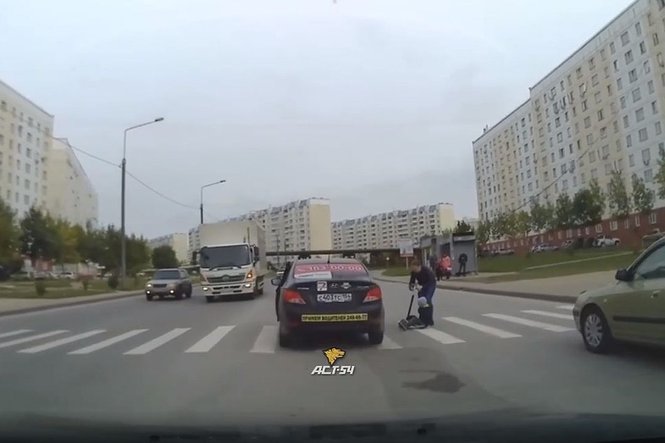 Мальчик ехал по "зебре" на самокате. Стоп-кадр с видео.