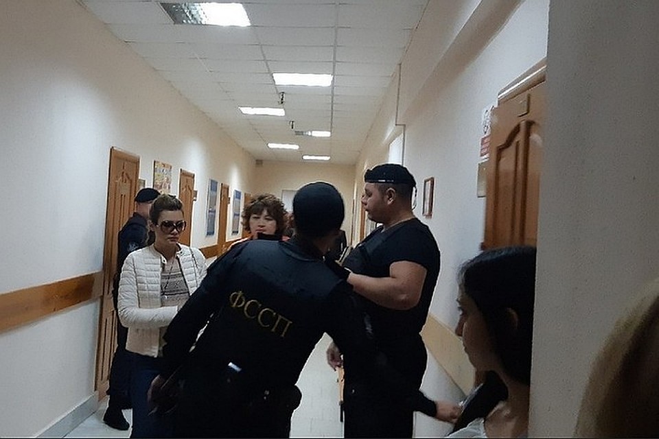 Ранее девушка собиралась взыскать 100 млн рублей