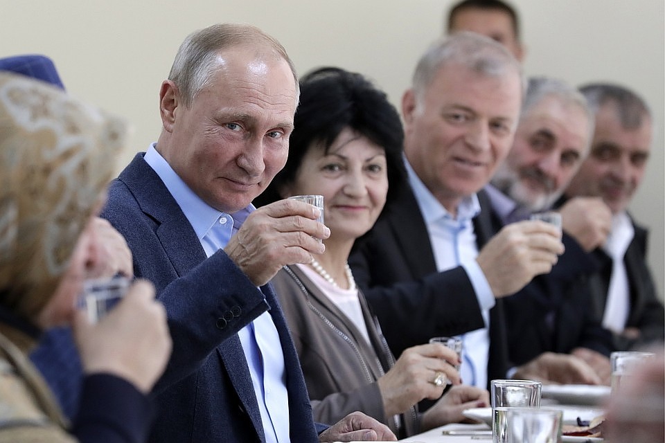 20 лет назад Путин отказался пить, но обещал отпраздновать победу. Фото: Михаил Метцель/ТАСС