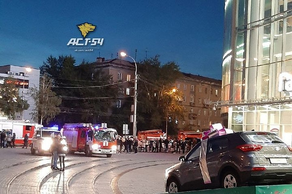 Жителей Новосибирска обеспокоило количество спецслужб возле ТЦ "Галерея". Фото: "АСТ-54"
