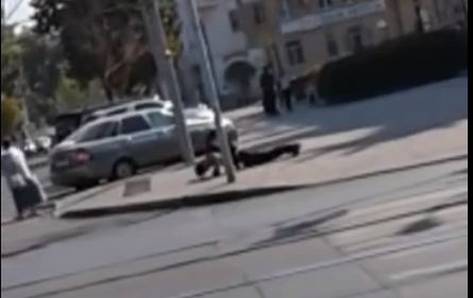 Мужчина отжимался на улице