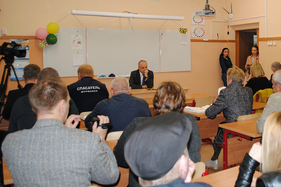 На встречу с главойц администрации города Мурманска пришли практически все жильцы двухэтажки.