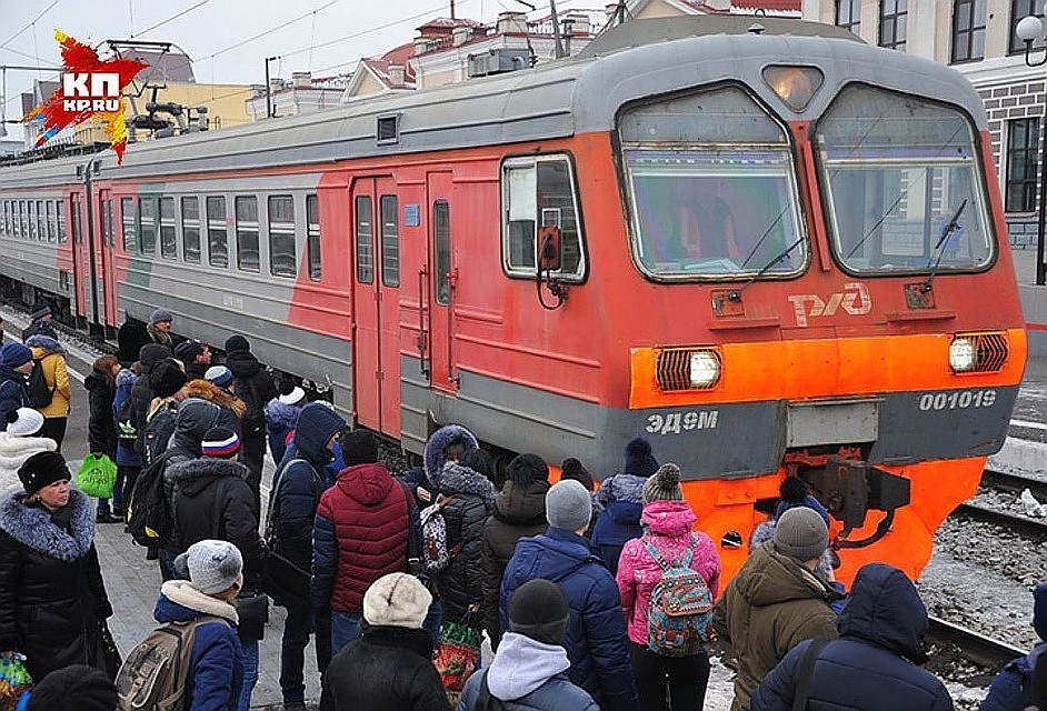 Взрослый человек и ребенок попали под электричку