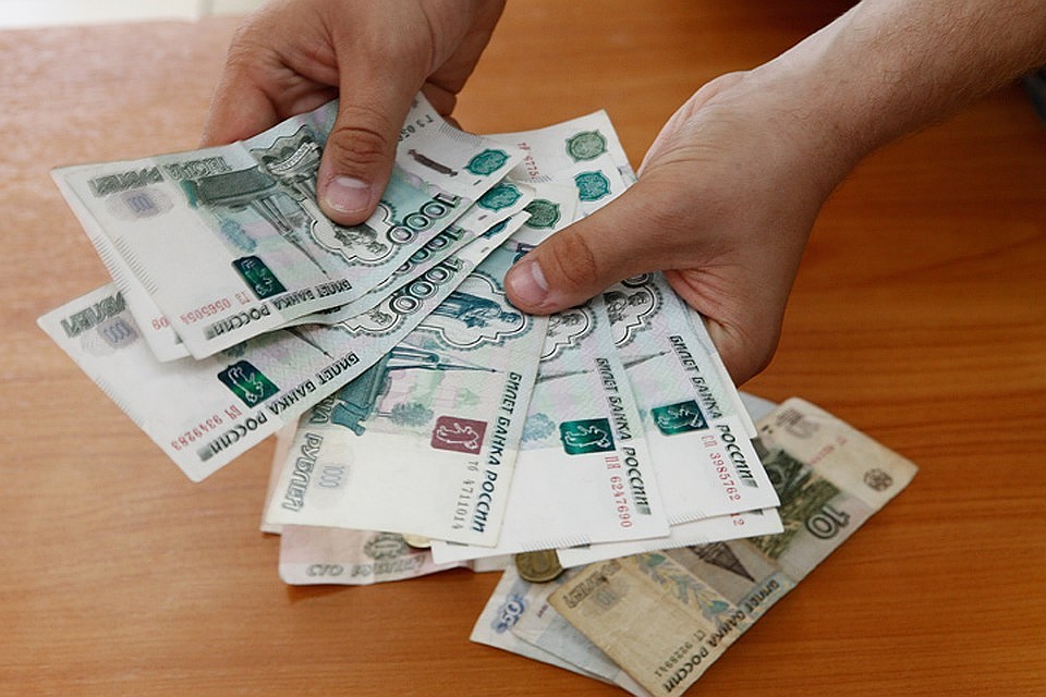 Двое мужчин ограбили магазин, угрожая продавцу