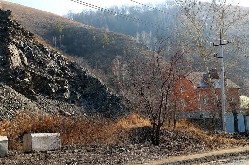 Заказано новое обследование разрушающейся над домами горы в Красноярске. Фото: пресс-служба администрации Красноярска.