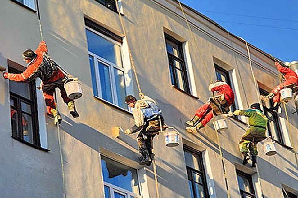 Рабочий упал во время облицовки здания