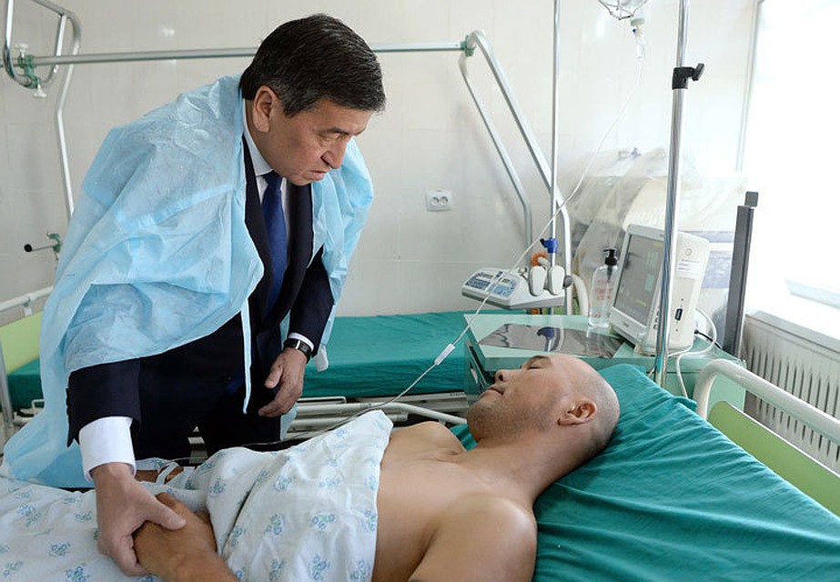 Раненным передали материальную помощь от имени президента.