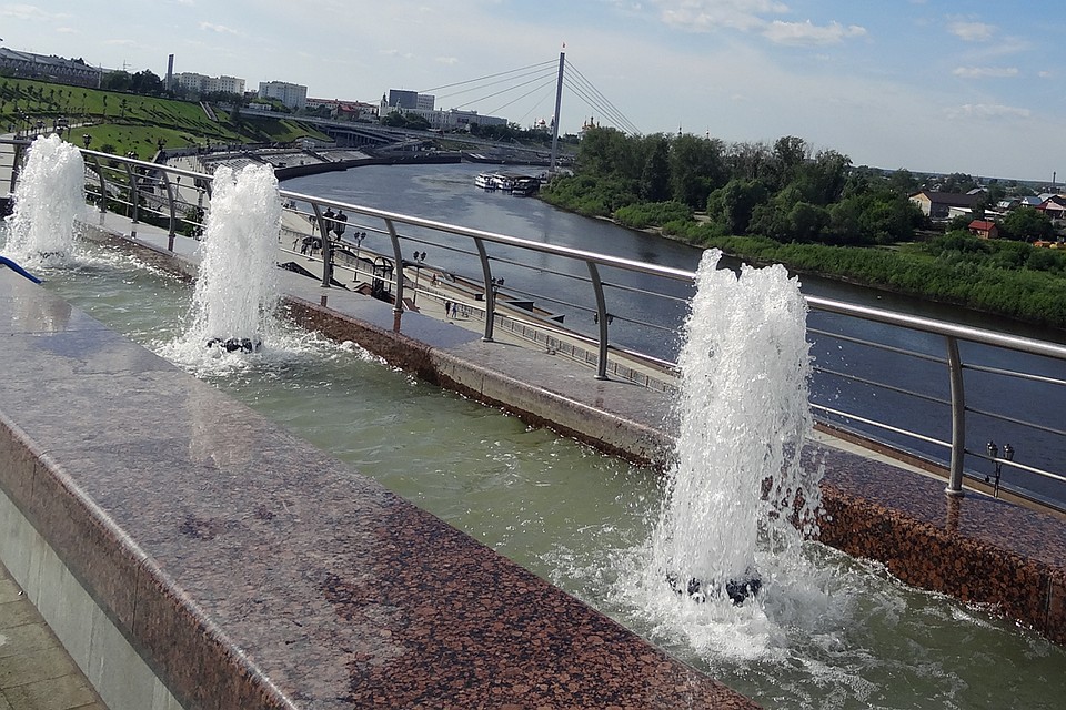 Мост влюбленных стал излюбленным местечком парочки