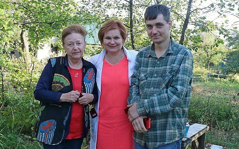 Глава администрации Рязани Елена Сорокина пообещала, что скоро у Александра будет квартира на улице Циолковского. Во многом это заслуга волонтера Галины Веселовой (на фото слева). Фото администрации Рязани.