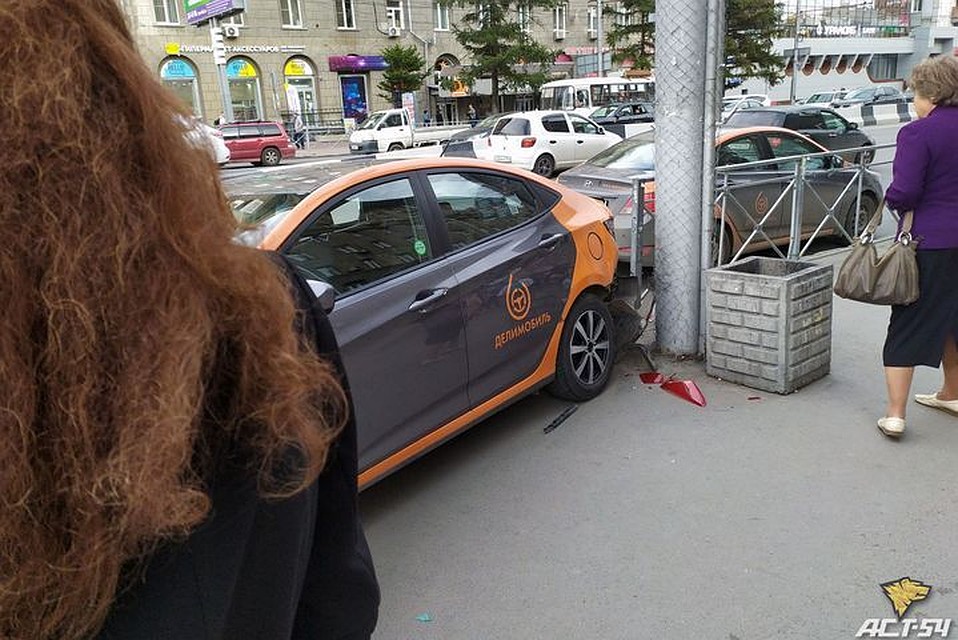 На площади Калинина в Новосибирске столкнулись сразу шесть автомобилей. Фото: "Инцидент Новосибирск"
