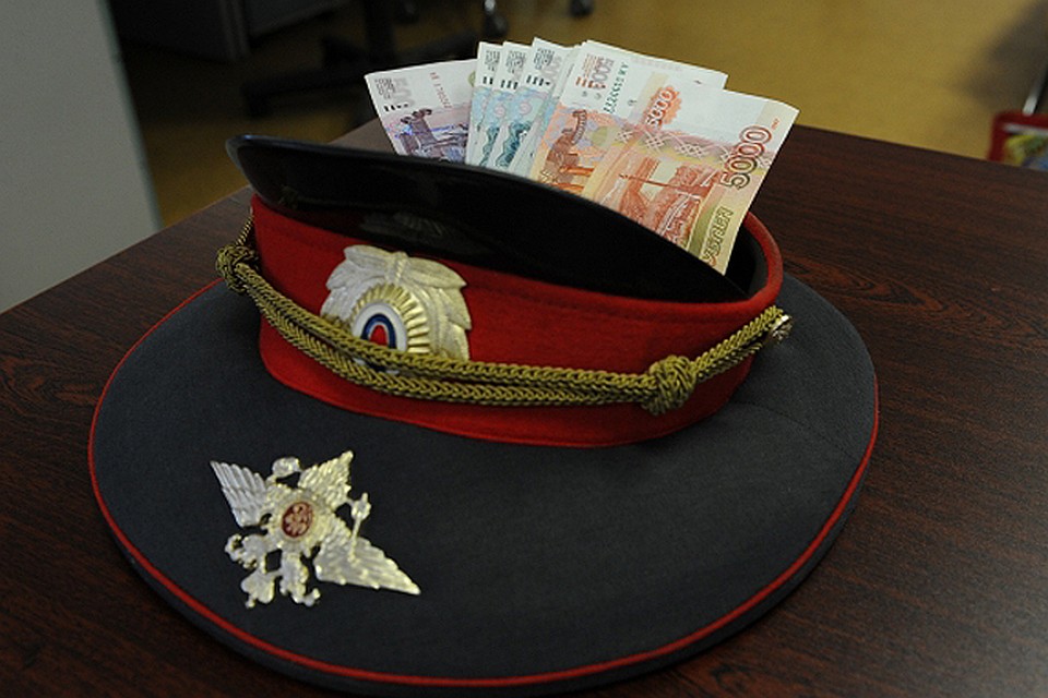 Полицейских задержали в момент получения взятки.