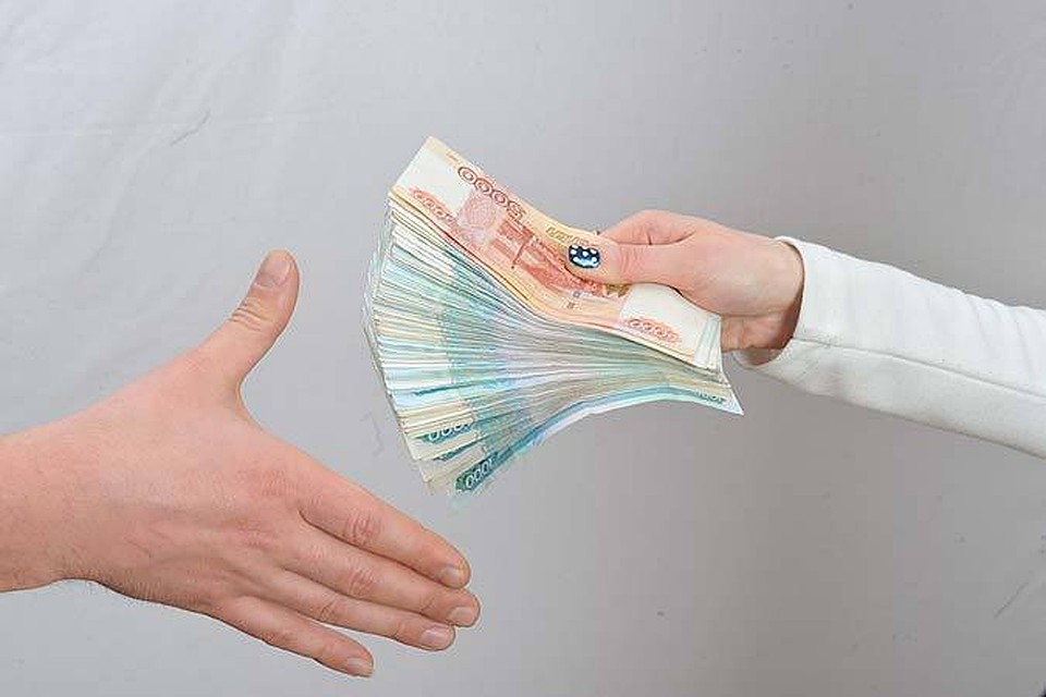 Женщина два с половиной месяца перечисляла мошенникам деньги.