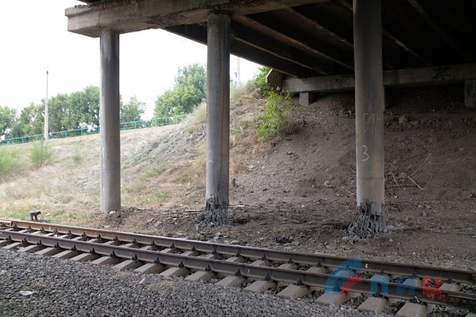Террористы подорвали мост в Луганске 45 килограммами тротила. Фото: ЛИЦ