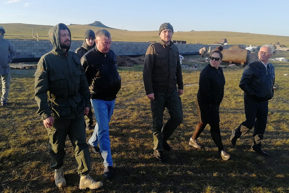 Александр Осипов (слева) лично приехал в село Тасырхой вручить ключи новоселам. Фото: пресс-служба правительства Забайкалья.