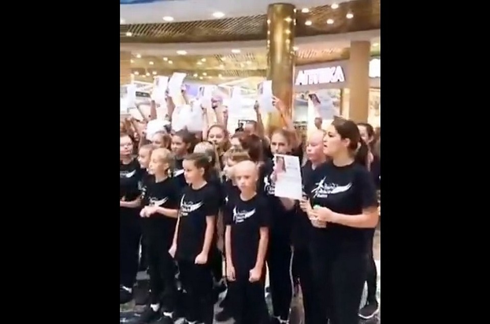 Дети провели флешмоб в поддержку против жестокого обращения с животными. Фото: Кадр из видео