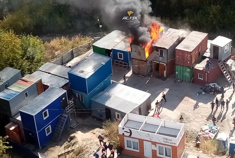 По словам очевидцев, огонь почти полностью уничтожил один из вагончиков. Фото: "АСТ-54"