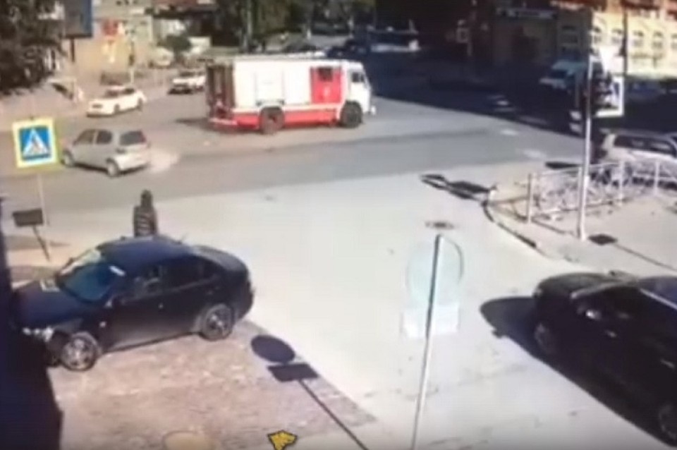 В Новосибирске произошла авария с пожарным расчетом. Фото: Кадр из видео
