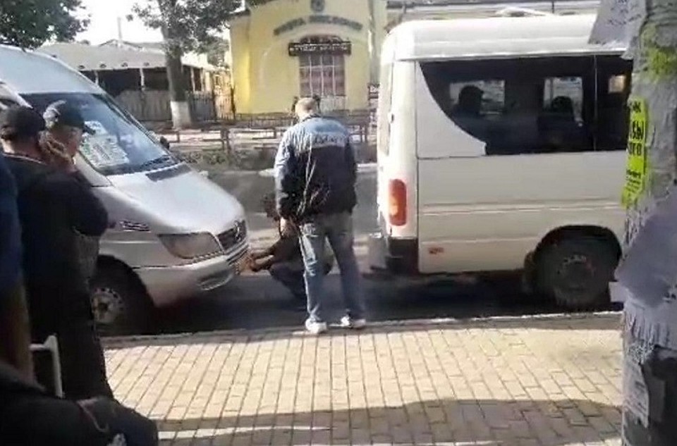 Бывает же такое: прямо во время посадки пассажиров маршрутчик протаранил другой рейсовый микроавтобус. Фото: скриншот видео
