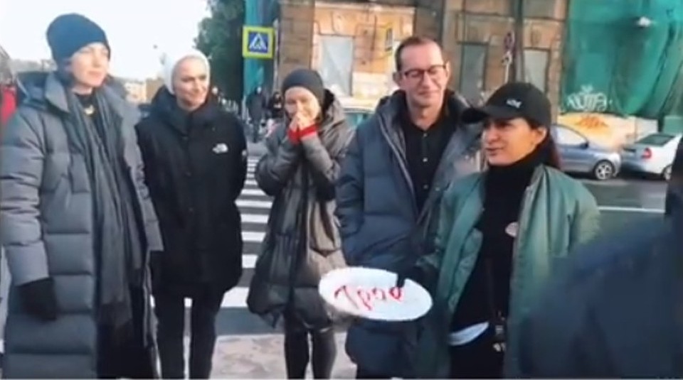 По традиции актеры разбили тарелку на счастье. Фото: https://www.instagram.com/juliaperesild.