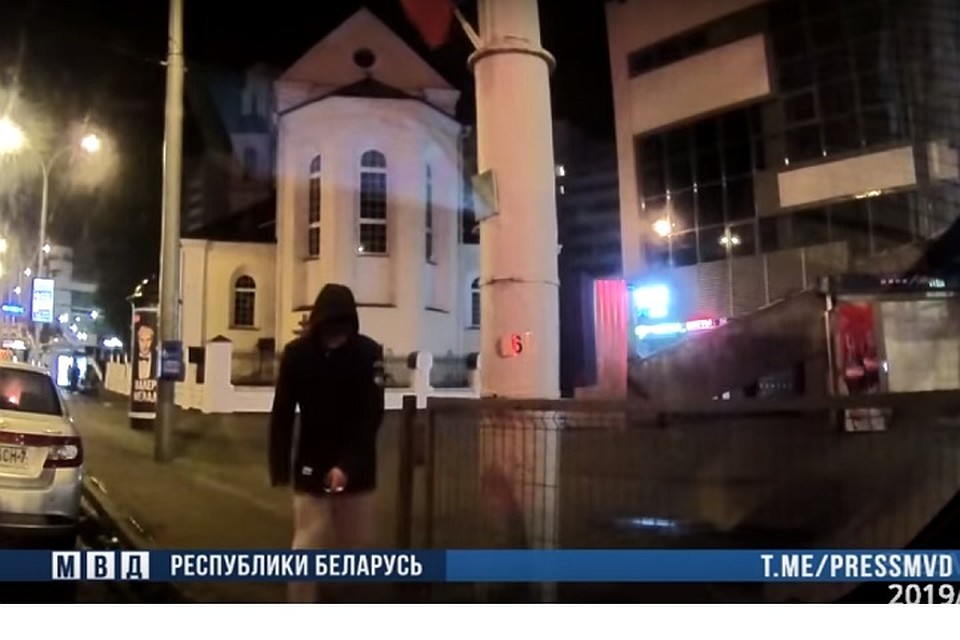 Мужчину задержали в кафе рядом с местом преступления. Фото: стоп-кадр.