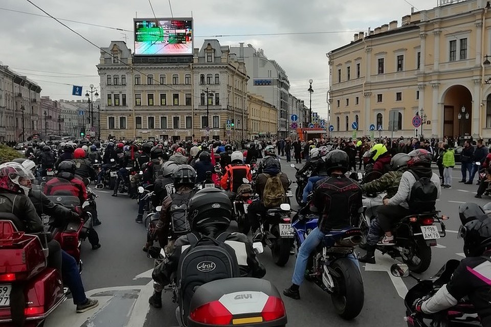 По словам участников закрытия мотосезона-2019, во время мотопарада творился "настоящий беспредел". Фото: Виктория Кудрявцева (сообщество "Питерское закрытие мотосезона 2019" Вконтакте)