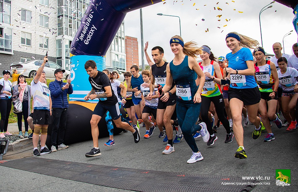 Участие в IV Galaxy Vladivostok Marathon приняли 4 тысячи спортсменов. Фото: администрация Владивостока