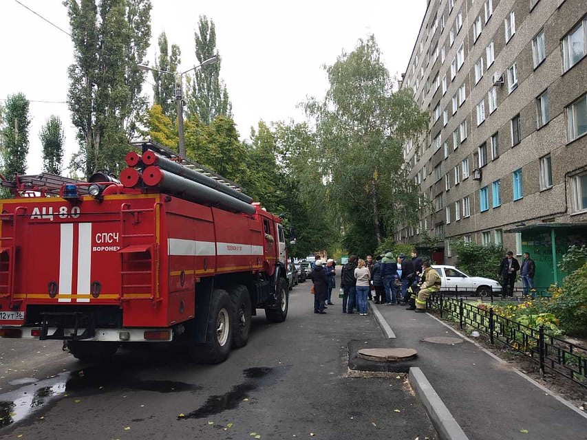 Жильцы двух подъездов вынуждены проводить выходной на улице.
