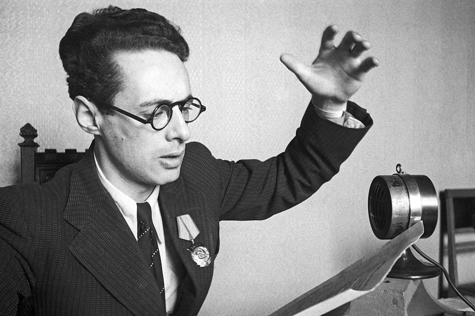 Май 1945 года. Диктор Всесоюзного радио Юрий Левитан передает по радио приказ Верховного Главнокомандующего о взятии Берлина. Фото Е. Тиханова /Фотохроника ТАСС/.
