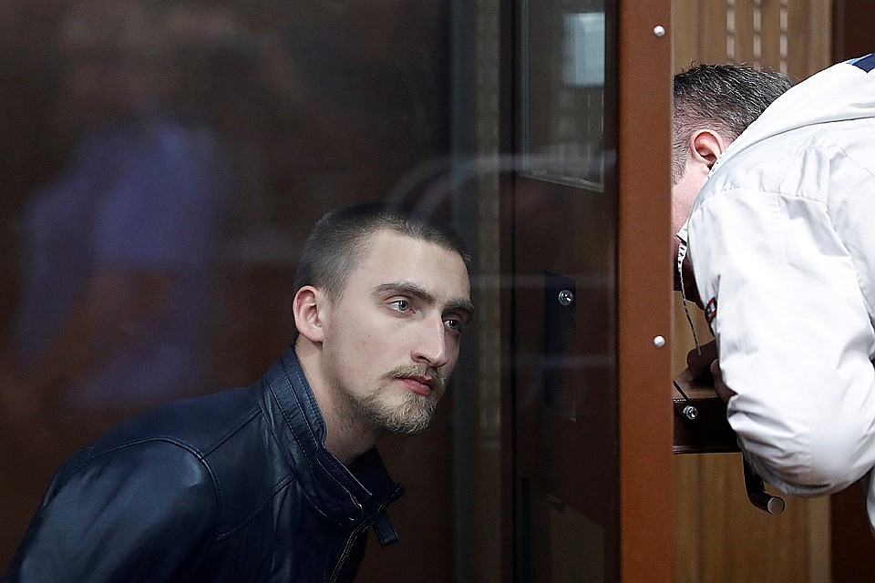 Суд сначала приговорил Устинова к 3,5 годам колонии. Но потом передумал и дал год условно.