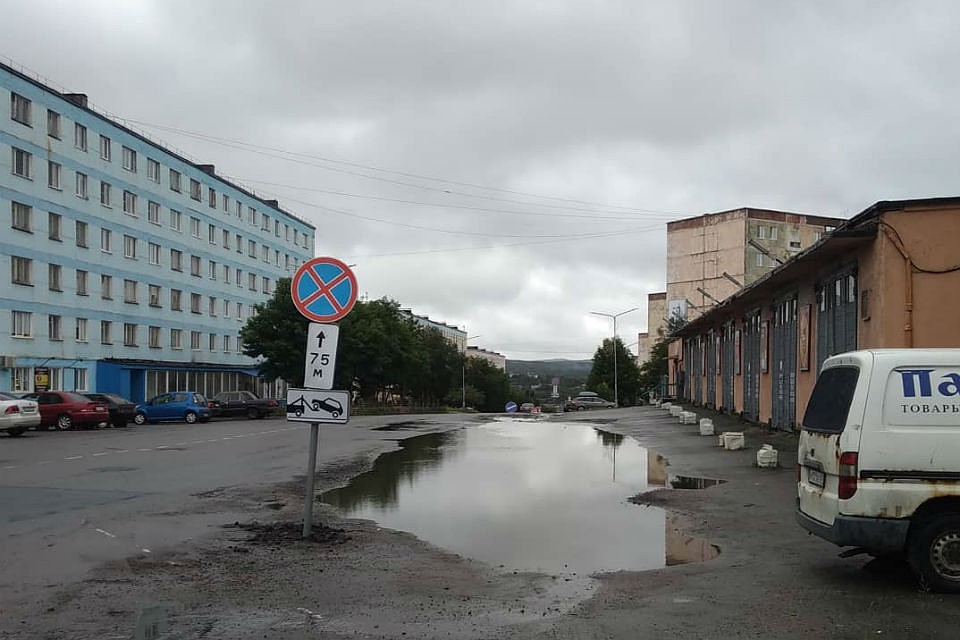Та самая лужа на улице Колышкина в Североморске - самое настоящее озеро. Фото: Александр Стольмаков