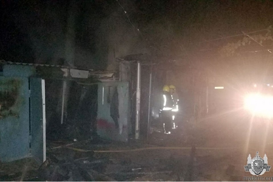Автомобиль и два гаража выгорели полностью (Фото: МВД Приднестровья).