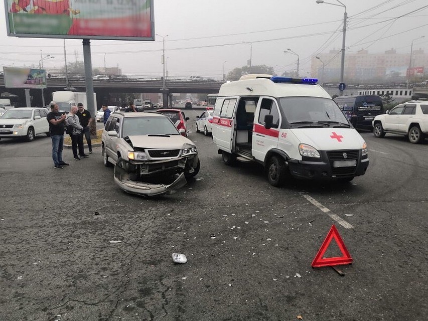 Автомобиль во Владивостоке не уступил дорогу машине скорой помощи. Фото: УМВД по Приморскому краю