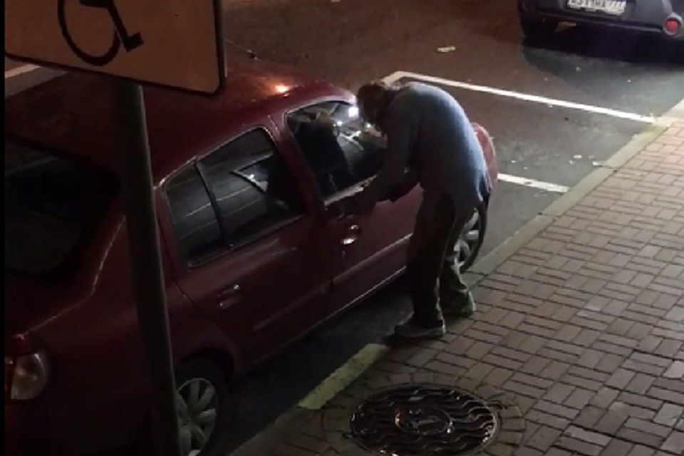 Неадекватная женщина ночью утроила проверку припаркованных в центре Петербурга автомобилей