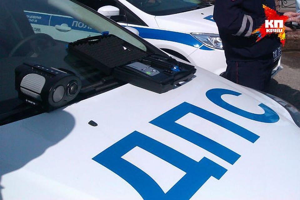 Полицейские выясняют, почему машину пенсионера вынесло на встречную полосу.