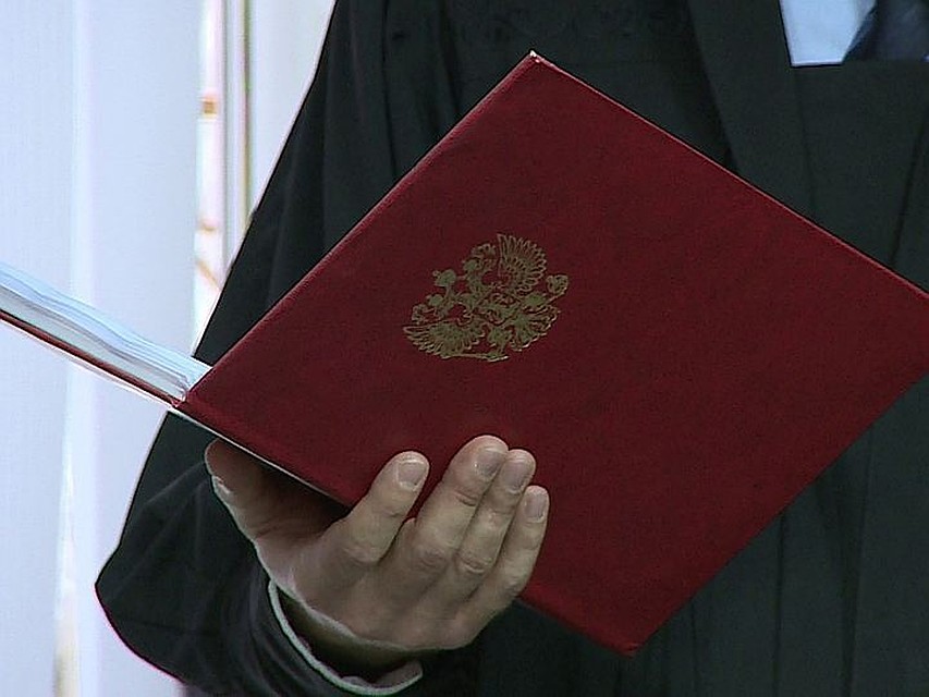 Бывший начальник не только сядет в тюрьму и заплатит штраф, но и на три года лишился права работать в правоохранительных органах.